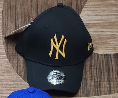 New Era NY Yankees 9FORTY Cap — Black/Gold