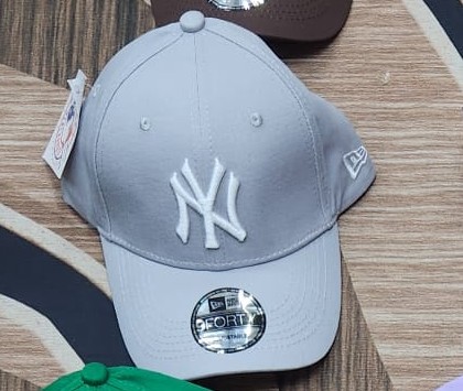 New Era NY Yankees 9FORTY Cap — Grey/White