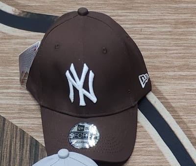 New Era NY Yankees 9FORTY Cap — Brown/White
