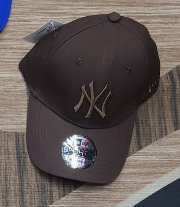 New Era NY Yankees 9FORTY Cap — Brown/Tonal